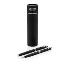 Kolekcja Swiss Peak Heritage to kwintesencja nowoczesnej elegancji. Ekskluzywny zestaw piśmienny, długopis i pióro kulkowe wykonane z mosiądzu, w pudełku podarunkowym Swiss Peak. Oba posiadają metalowy wkład (długość pisania ok. 1200m) z niemieckim tuszem