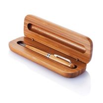 Długopis bambusowy ze srebrnymi wykończeniami, w bambusowym pudełku.