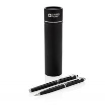 Kolekcja Swiss Peak Heritage to kwintesencja nowoczesnej elegancji. Ekskluzywny zestaw piśmienny, długopis i pióro kulkowe wykonane z mosiądzu, w pudełku podarunkowym Swiss Peak. Oba posiadają metalowy wkład (długość pisania ok. 1200m) z niemieckim tuszem