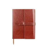 Elegancki notes formatu A5 w klasycznej okładce wykonanej z ekoskóry. Zawiera 80 kartek w linie oraz praktyczną wstążeczkę - zakładkę. Wewnątrz okładki miejsce na 3 wizytówki, długopis oraz pamięć USB. Okładka nie jest umocowana na stałe do bloku notesu, 