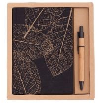 Zestaw składający się z notesu w lnianej, drukowanej okładce (90 kartek w kratkę, 80 g/m2) oraz długopisu bambusowego z plastikową skuwką, przyciskiem i końcówką. Pakowany w kartonowe pudełko. Wymiary - pudełko: 195x210x21 mm, notes: 134 x 190 x 16 mm, dł